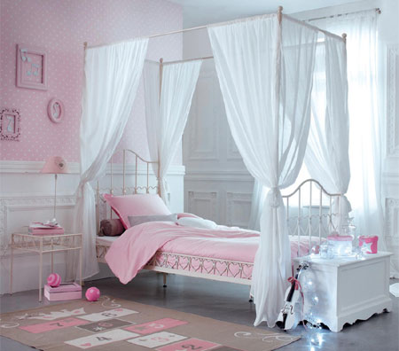 bed with canopy