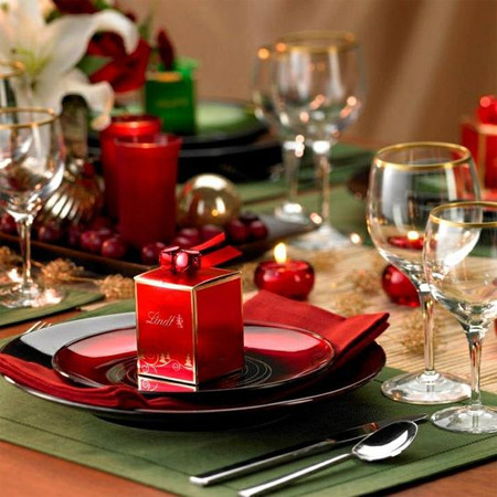 Decorate the Christmas dining table decor for christmas table traditional elegance red green gold