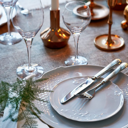 Decorate the Christmas dining table