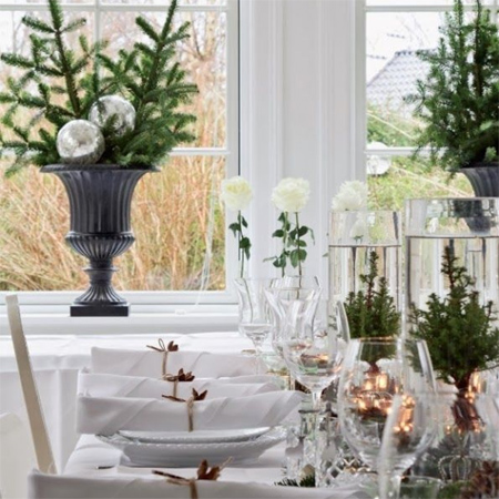 Decorate the Christmas dining table