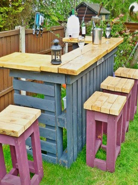 DIY outdoor bar ideas reclaimed painted pallets