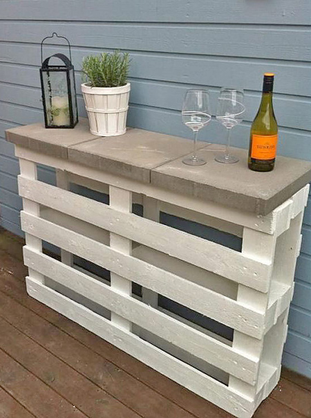DIY outdoor bar ideas pallet with paving blocks