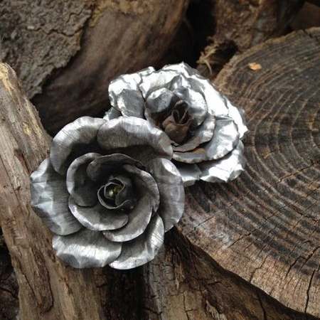 turn aluminium cans into decorative roses or flowers