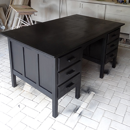 Old desk gets a Rust-Oleum 2x spray paint makeover with satin canyon black