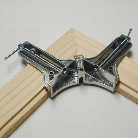 Hold corners tightly with the corner clamps.
