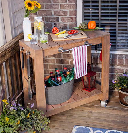 Ideal for use indoors or outdoors, this mobile braai cart offers plenty of additional prepping space and ample storage space for braai tools and beverages!