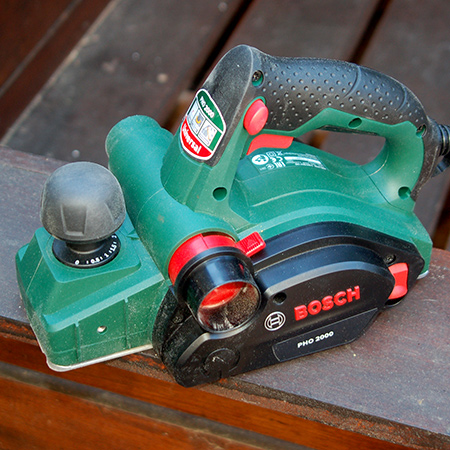The Bosch PHO 2000 electric planer is definitely a step up from the old model. It offers high surface quality and consistent material removal – even for the most demanding jobs.