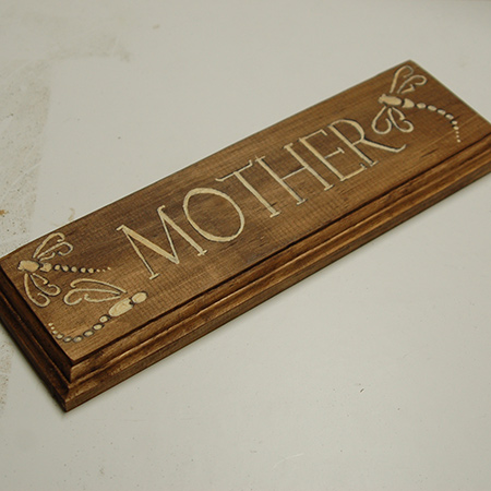 This is our second mothers day wood plaque, and it was made in a very similar way to the one shown above, but without using spray paint. 