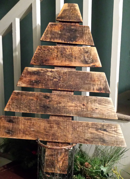 wooden pallet christmas trees to DIY