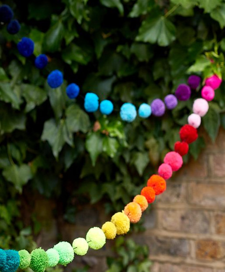 If you have a special occasion or party on the cards, you can make up colourful pom-pom garlands to decorate indoors and outdoors
