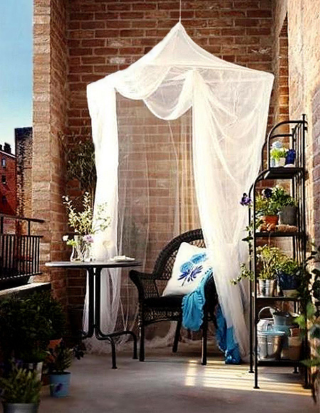 Circular mosquito nets are a wonderful idea for creative and romantic summer decorating. The lightweight design allows for mounting almost anywhere, so you can even install them on a small balcony to set up a private retreat to sit and relax. 