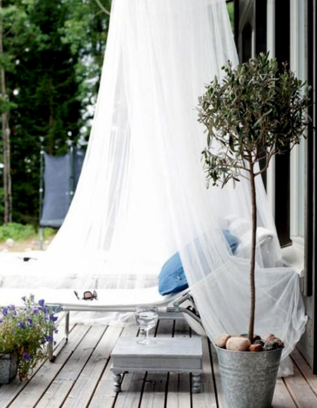 Summer has arrived, and with it the swarms of mosquitoes that hover around us. Quick and easy to install, mosquito nets are one of the most economical ways to shelter an outdoor seating or dining area.