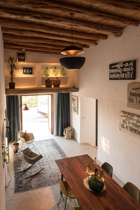 HOME-DZINE | Inspiring Architecture - Where possible, every effort was made to ensure that the modern home incorporated authentic detail and materials. The beautiful authentic ‘sabina beams’ were preserved, as were the original ancient stone walls in the kitchen and bathroom. 