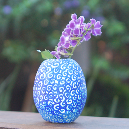 You are limited when using air-dry clay, because it isn't waterproof. This project shows how you can easily make a waterproof bud vase - with a clever little trick!