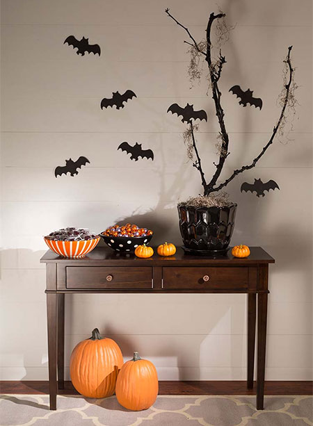 HOME-DZINE | Rust-Oleum Crafts - It's so easy to add some Halloween decor to your home. All you need are some ceramic or plastic bowls, some stickers, and a couple of cans of Rust-Oleum 2X UltraCover spray paint. Find the full range of Rust-Oleum products at your nearest Builders store.