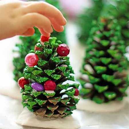 Clever Ways to use Pine Cones for Christmas Decorations