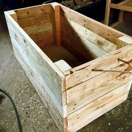 how to make a toy box from wood pallets