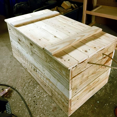 how to build a toy box out of pallets
