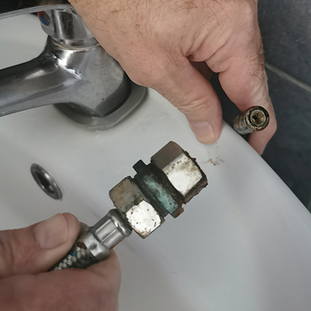 how to replace braided flexible tap connectors